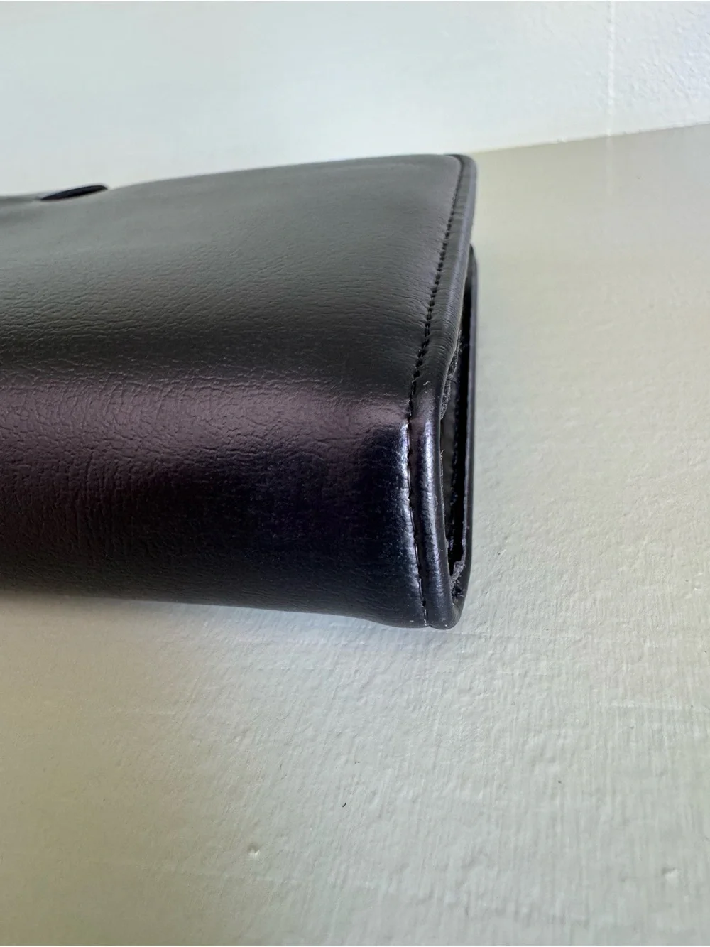 Vintage Aristocrat Fifth avenue genuine leather black wallet with gold hardware